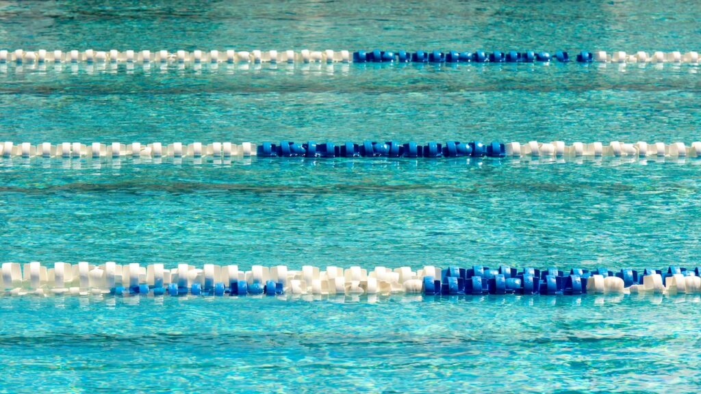 Chloruotas baseinas uždaroje patalpoje, kuriame vanduo dezinfekuojamas siekiant užtikrinti higieną ir saugumą