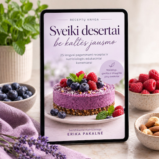 Sveiki desertai be kaltės jausmo“ receptų knygos PDF viršelis su mėlynių ir aviečių tortu. 25 lengvai pagaminami desertų receptai su nutriciologės edukaciniais komentarais.